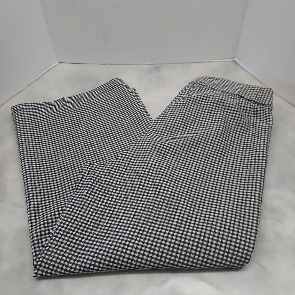 Zae & Rachel black/white checkered print linen blend capris. Size 6